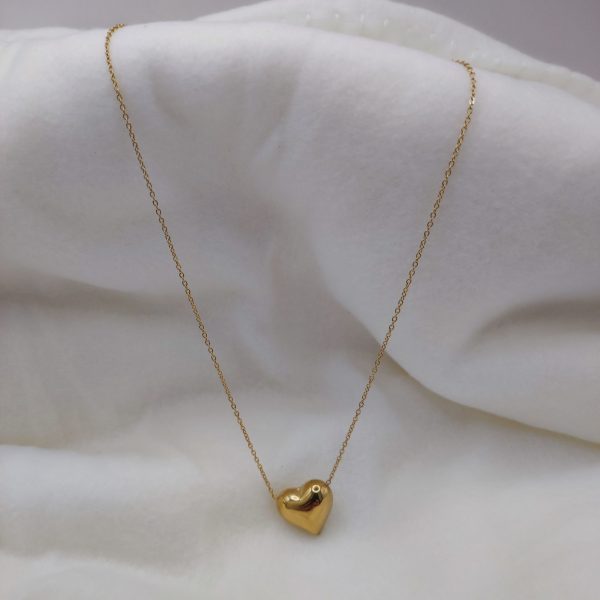 Magnifique pendentif en forme de coeur. En acier inoxydable et doré.