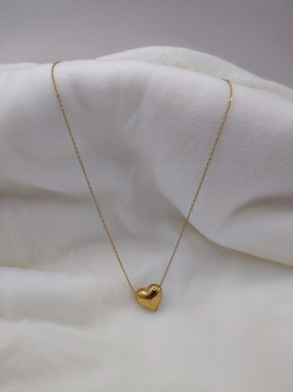 Magnifique pendentif en forme de coeur. En acier inoxydable et doré.