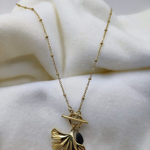Collier en acier inoxydable. Chaines très jolie et travaillé.