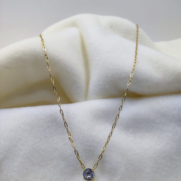 Collier en acier inoxydable couleur doré. Avec strass. Fin et élégant.