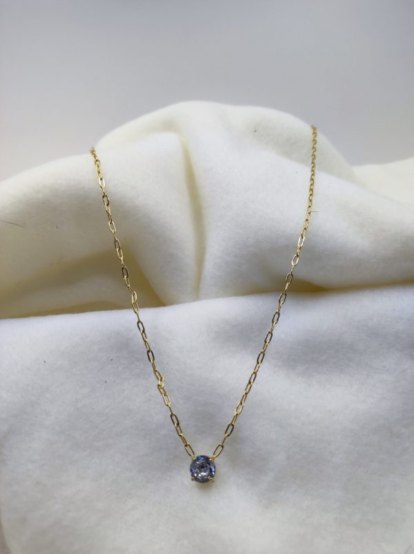 Collier en acier inoxydable couleur doré. Avec strass. Fin et élégant.