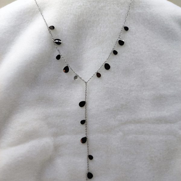 Collier en acier inoxydable de couleur argenté. Il mettra votre poitrine en valeur par sa longueur.