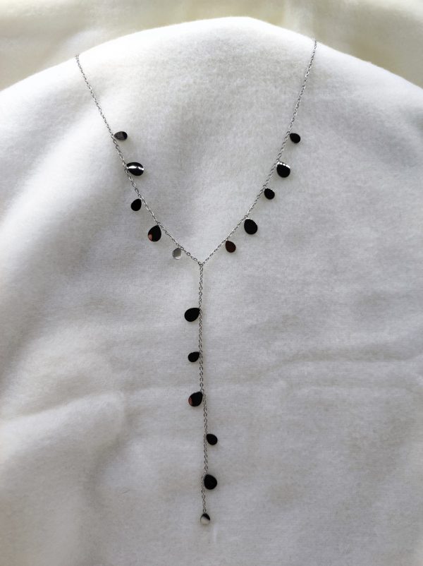 Collier en acier inoxydable de couleur argenté. Il mettra votre poitrine en valeur par sa longueur.