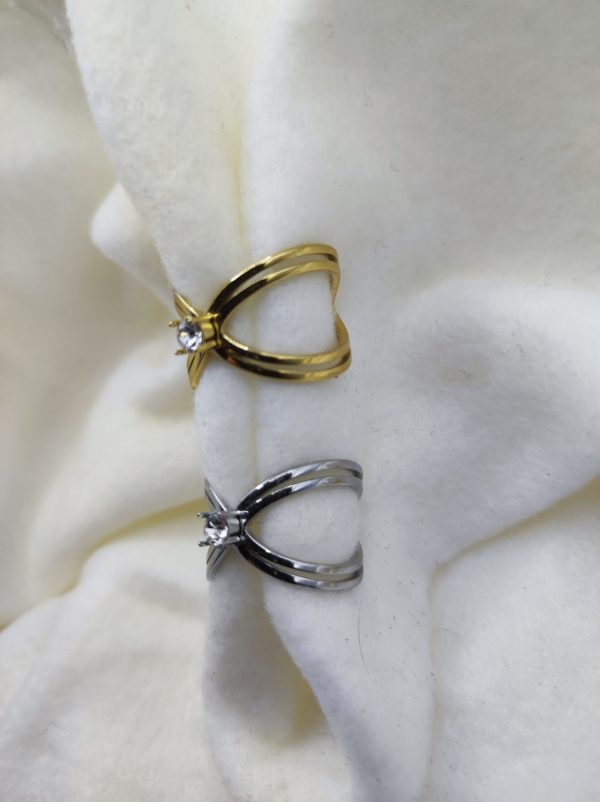 Bague en acier inoxydable et ajustable. Forme original avec strass.