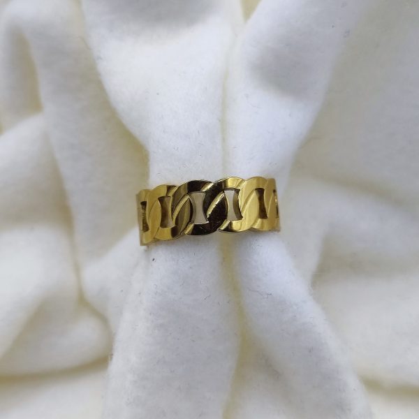 Bague coup de coeur en acier inoxydable. Elle est ajustable et de couleur doré.