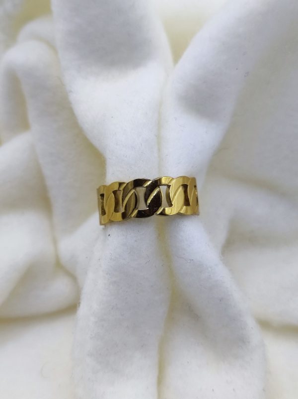 Bague coup de coeur en acier inoxydable. Elle est ajustable et de couleur doré.