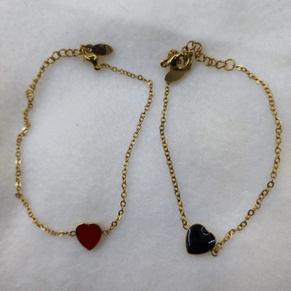 Bracelet en acier inoxydable avec petit coeur de couleur noir ou rouge