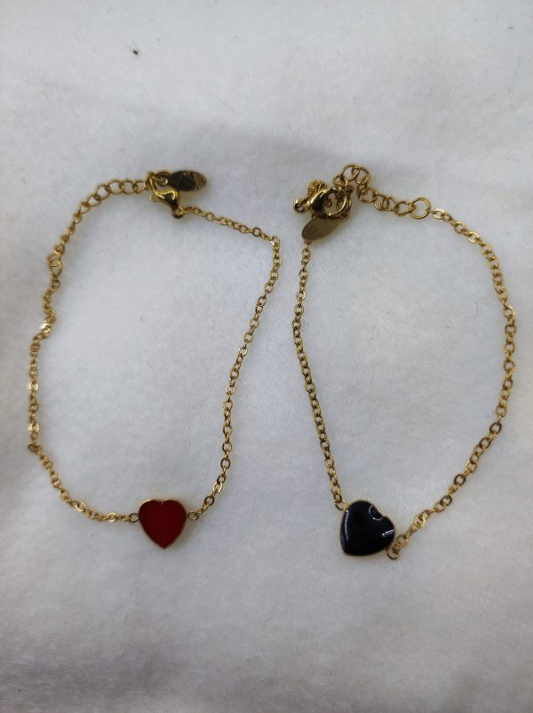 Bracelet en acier inoxydable avec petit coeur de couleur noir ou rouge