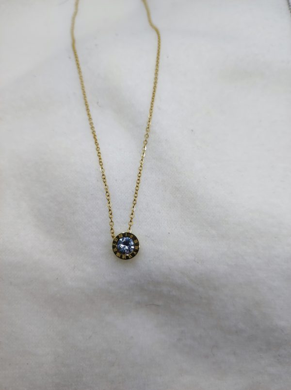 Collier en acier inoxydable doré.