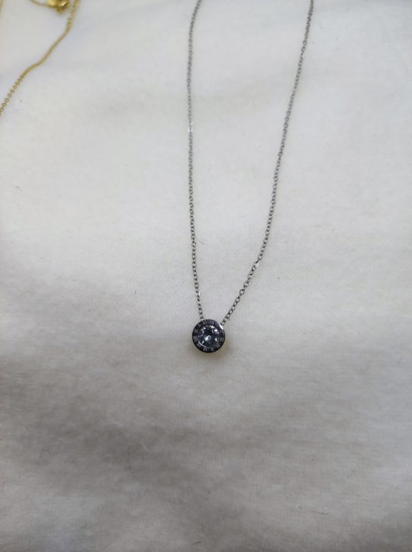 Collier en acier inoxydable argenté.