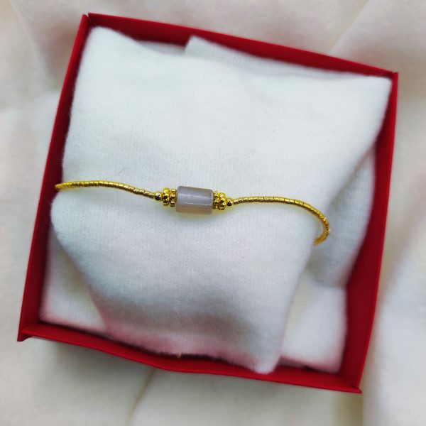 Bracelet doré avec perle