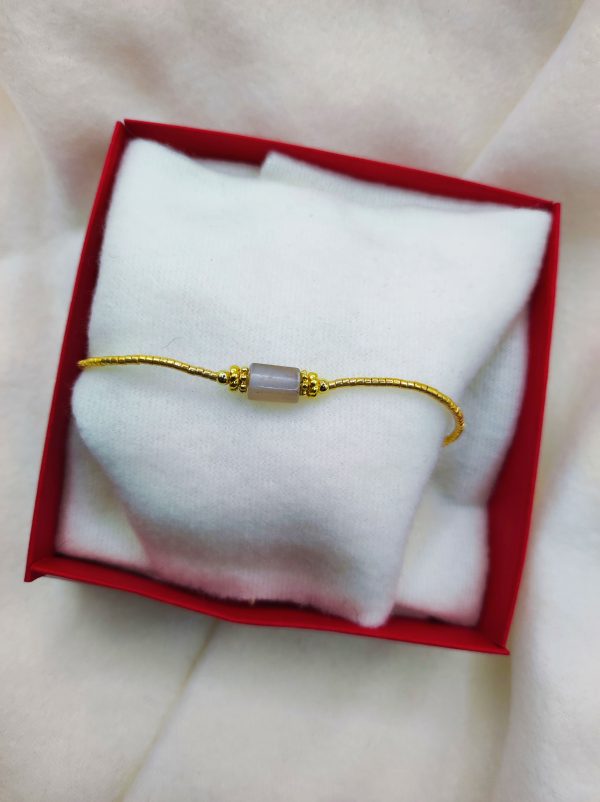 Bracelet doré avec perle