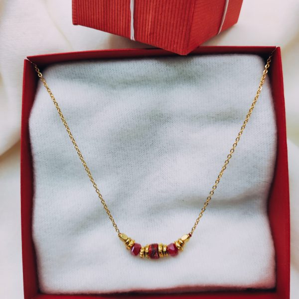 Collier en acier inoxydable avec perles rouges