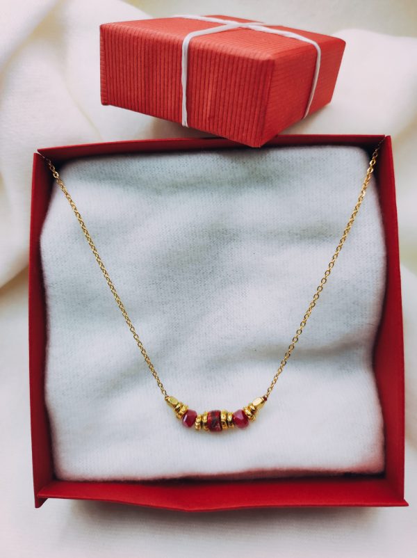 Collier en acier inoxydable avec perles rouges