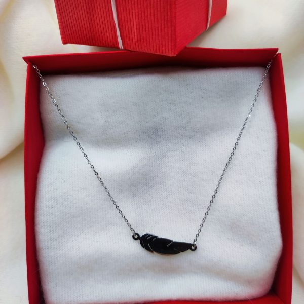 Collier en acier inoxydable argenté en forme de plume
