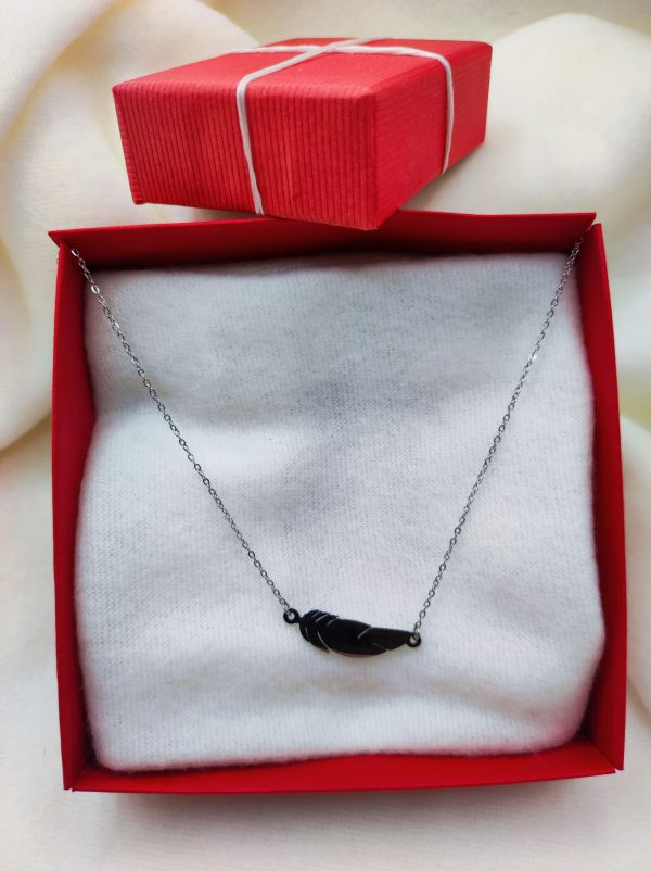 Collier en acier inoxydable argenté en forme de plume