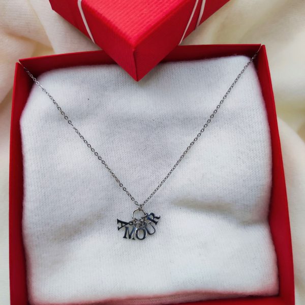 Collier en acier inoxydable argenté avec le mot amour