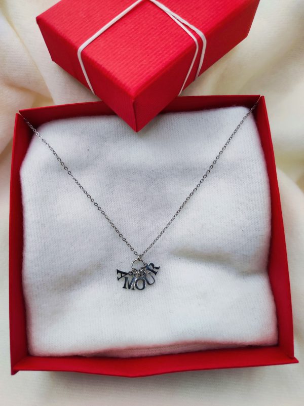 Collier en acier inoxydable argenté avec le mot amour